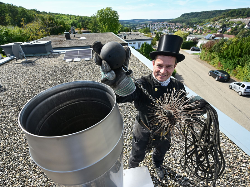 Viele Schornsteinfeger sind längst ausgebildete Energieberater. - Foto: Bernd Weißbrod/dpa