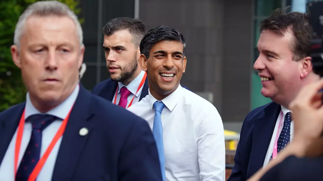 Rishi Sunak (M.) beim Treffen der Konservativen Partei. - Bild: Peter Byrne/PA Wire/dpa