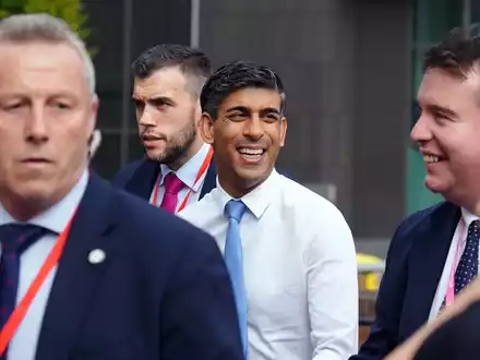Rishi Sunak (M.) beim Treffen der Konservativen Partei. - Foto: Peter Byrne/PA Wire/dpa