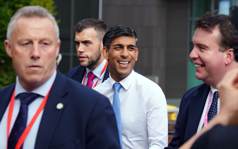 Rishi Sunak (M.) beim Treffen der Konservativen Partei. - Foto: Peter Byrne/PA Wire/dpa Rishi Sunak (M.) beim Treffen der Konservativen Partei. - Foto: Peter Byrne/PA Wire/dpa