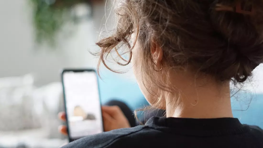 Sucht man etwa nach dem Stichwort «Psychologie» auf Instagram, werden auf Anhieb Dutzende Profile angezeigt. Erweitert man die Suche auf die englischsprachige Welt, sind es noch viel mehr. - Bild: Weronika Peneshko/dpa