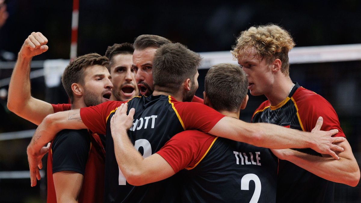 Die deutschen Volleyballer feiern den Sieg gegen Brasilien. - Foto: Joao Gabriel Alves/dpa