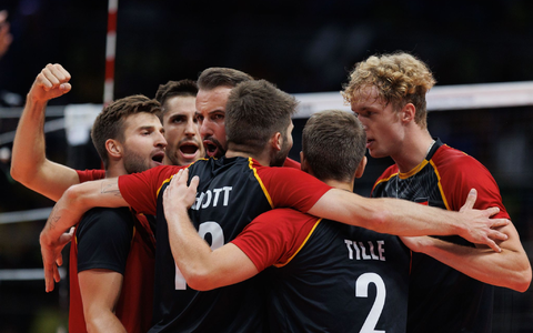 Die deutschen Volleyballer feiern den Sieg gegen Brasilien. - Foto: Joao Gabriel Alves/dpa