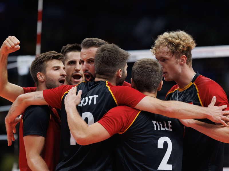 Die deutschen Volleyballer feiern den Sieg gegen Brasilien. - Foto: Joao Gabriel Alves/dpa