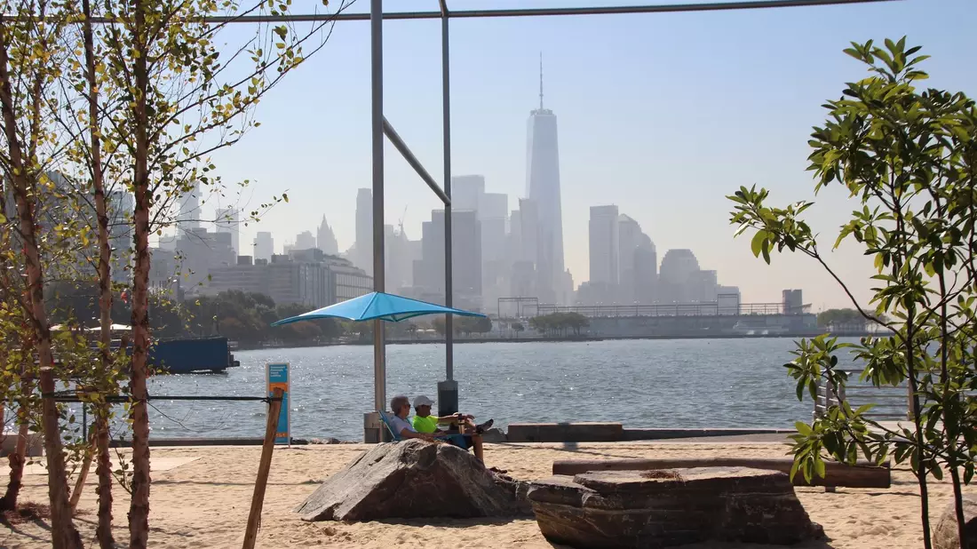 Besucher sonnen sich am ersten Strand von Manhattan, der sogenannten «Gansevoort Peninsula». - Bild: Christina Horsten/dpa