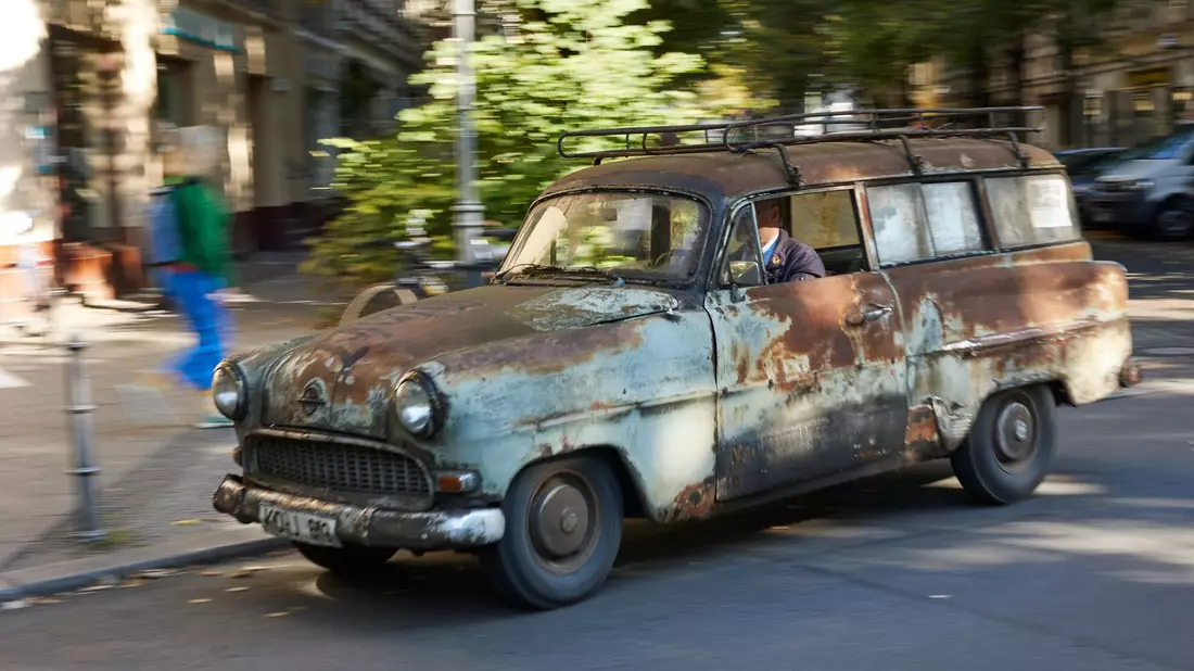 Alt, «optisch nicht sehr schön», aber fahrtüchtig: der Opel Olympia Caravan von 1956 von Hanns-Lüdecke Rodewald. - Bild: Joerg Carstensen/dpa