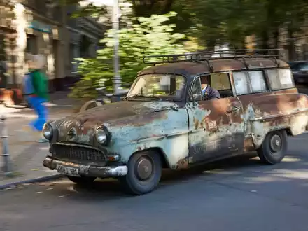Alt, «optisch nicht sehr schön», aber fahrtüchtig: der Opel Olympia Caravan von 1956 von Hanns-Lüdecke Rodewald. - Foto: Joerg Carstensen/dpa