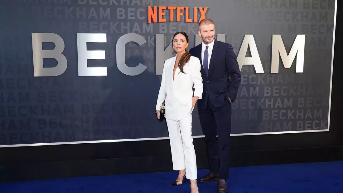 Die britische Modedesignerin Victoria Beckham und der Ex-Fußballstar David Beckham kommen zur Premiere der Netflix-Dokumentation in London. - Bild: Ian West/PA Wire/dpa