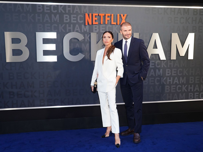 Die britische Modedesignerin Victoria Beckham und der Ex-Fußballstar David Beckham kommen zur Premiere der Netflix-Dokumentation in London. - Foto: Ian West/PA Wire/dpa