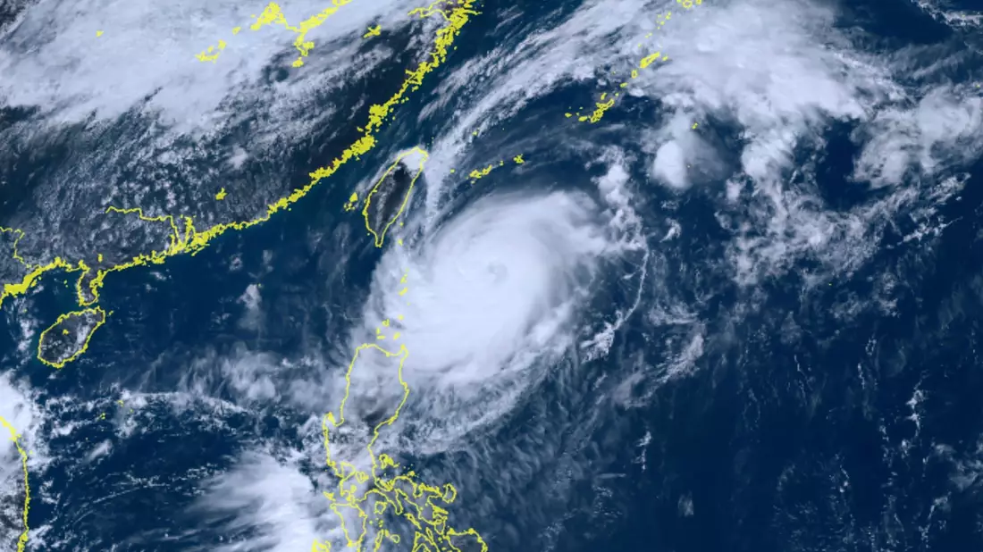 Die Behörden in Taiwan rechnen mit stärkeren Auswirkungen durch Taifun «Koinu» als bisher gedacht. - Bild: Uncredited/Courtesy of National Institute of Information and Communications Technology (NICT)/AP/dpa