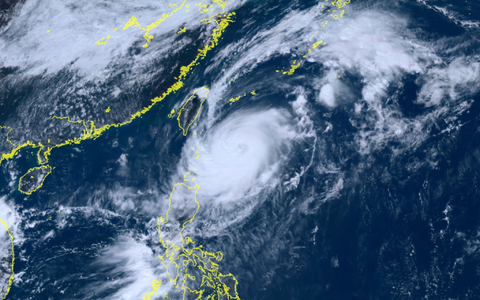 Die Behörden in Taiwan rechnen mit stärkeren Auswirkungen durch Taifun «Koinu» als bisher gedacht. - Foto: Uncredited/Courtesy of National Institute of Information and Communications Technology (NICT)/AP/dpa