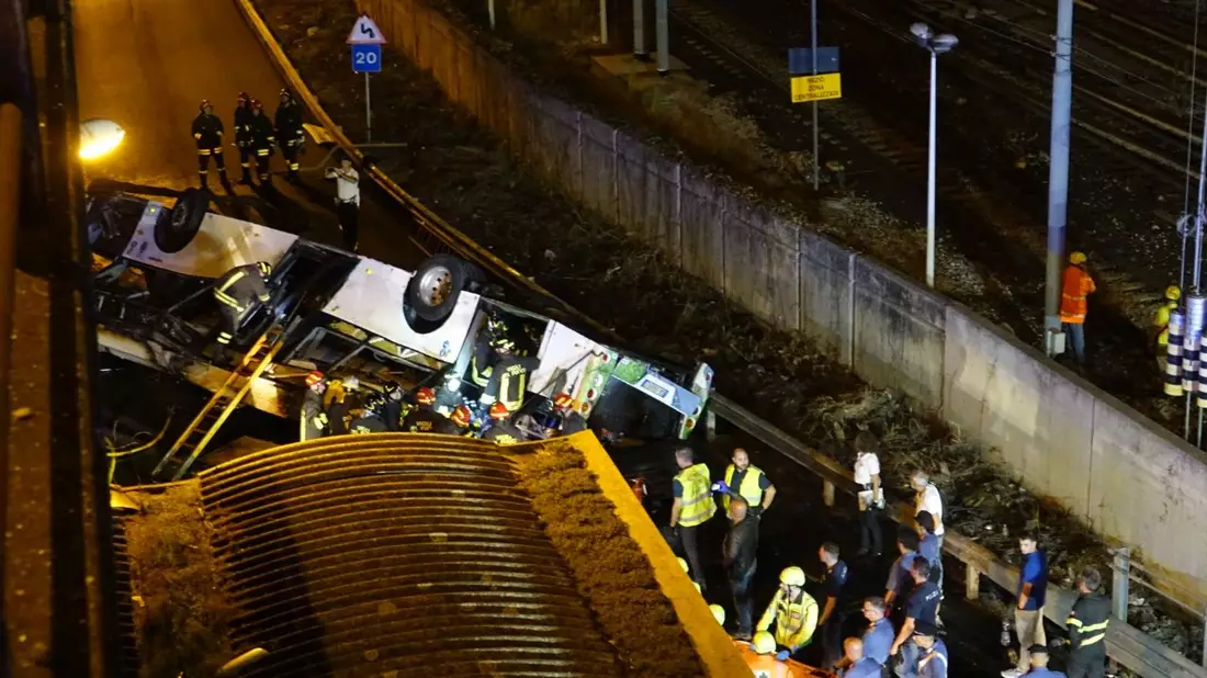 Aufklärung über die Unfallursache erhoffen sich die Ermittler von Überwachungskameras, die an der Stelle den Verkehr im Blick haben. - Bild: Slow Press / Livemedia / Lapress/LaPresse via ZUMA Press/dpa