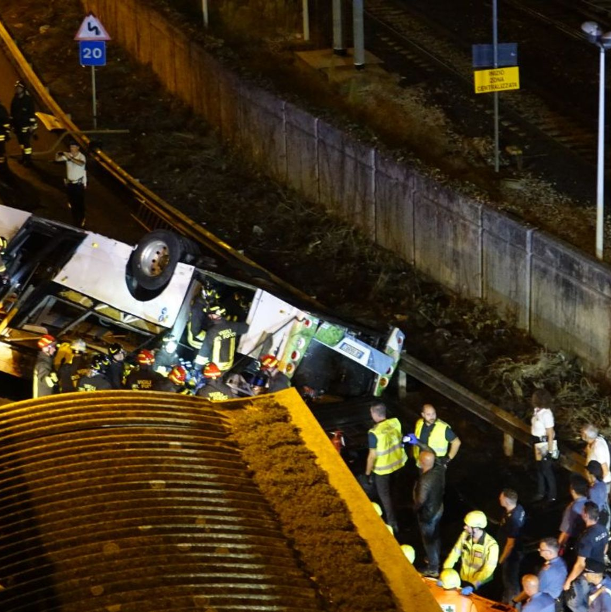 Aufklärung über die Unfallursache erhoffen sich die Ermittler von Überwachungskameras, die an der Stelle den Verkehr im Blick haben. - Foto: Slow Press / Livemedia / Lapress/LaPresse via ZUMA Press/dpa