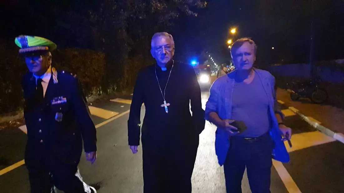 Venedigs Bürgermeister Luigi Brugnaro (r) und ein Priester kommen nach dem Busunglück zur Unfallstelle. - Bild: Slow Press / Livemedia / Lapress/LaPresse via ZUMA Press/dpa