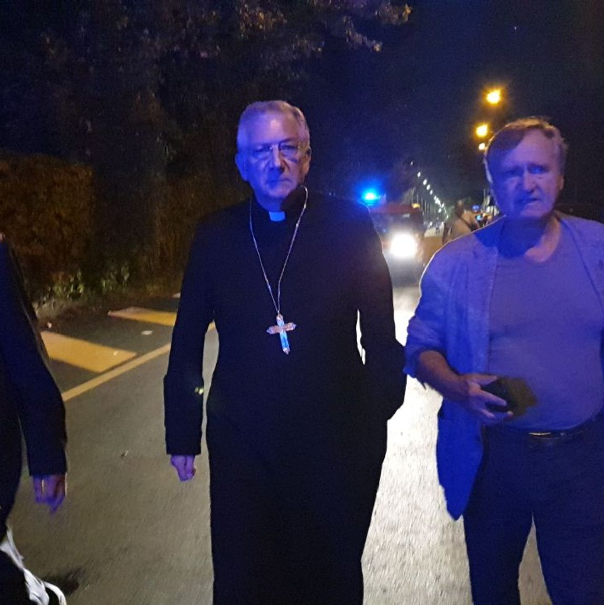 Venedigs Bürgermeister Luigi Brugnaro (r) und ein Priester kommen nach dem Busunglück zur Unfallstelle. - Foto: Slow Press / Livemedia / Lapress/LaPresse via ZUMA Press/dpa