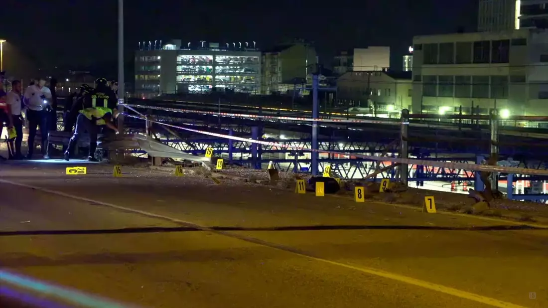 Einsatzkräfte untersuchen den Ort des Unglücks. Der Bus durchbrach offenbar ungebremst die Leitplanke auf der Brücke und stürzte auf eine darunter verlaufende Bahnstrecke. - Bild: NEWS5/dpa