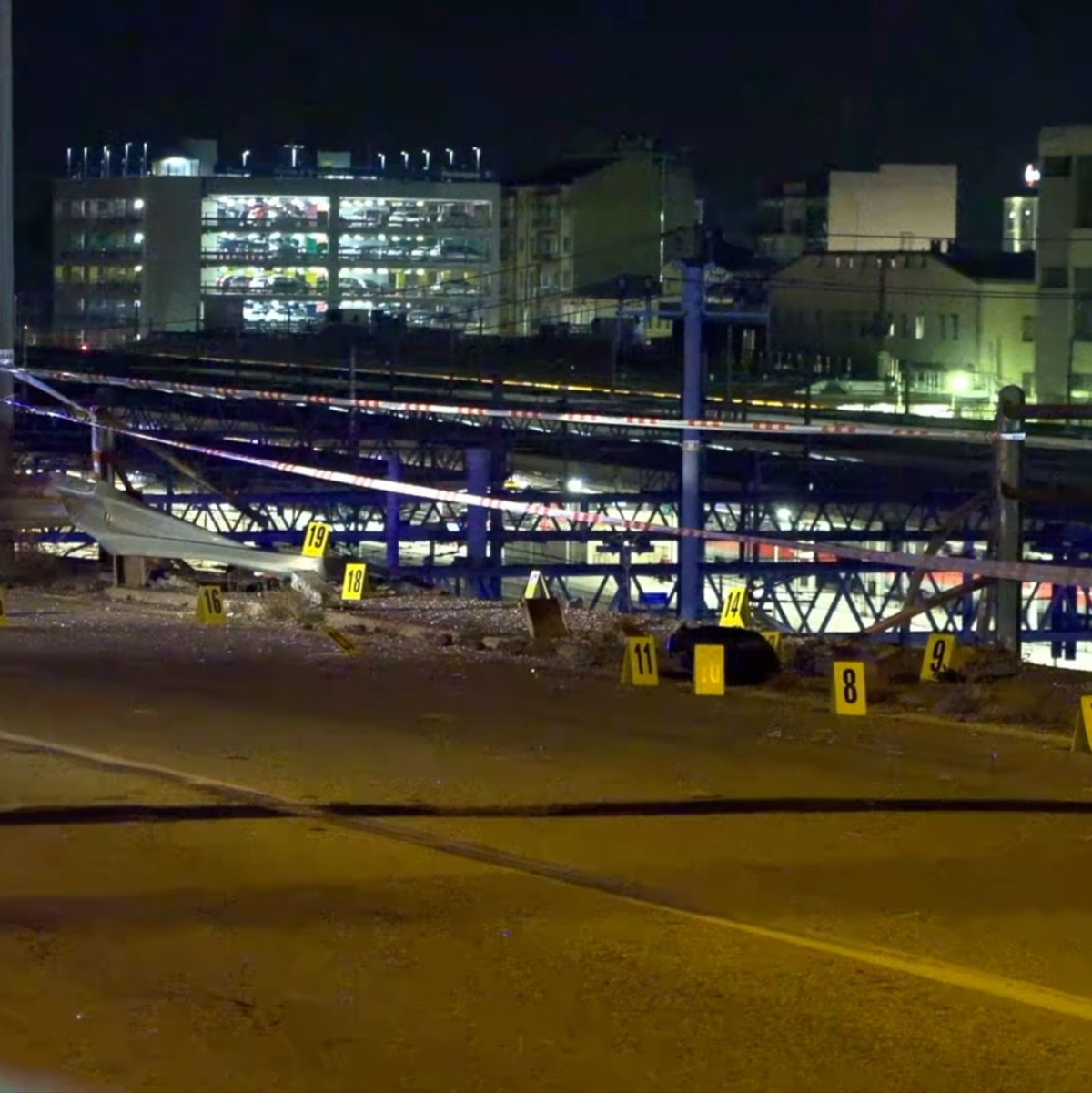 Einsatzkräfte untersuchen den Ort des Unglücks. Der Bus durchbrach offenbar ungebremst die Leitplanke auf der Brücke und stürzte auf eine darunter verlaufende Bahnstrecke. - Foto: NEWS5/dpa