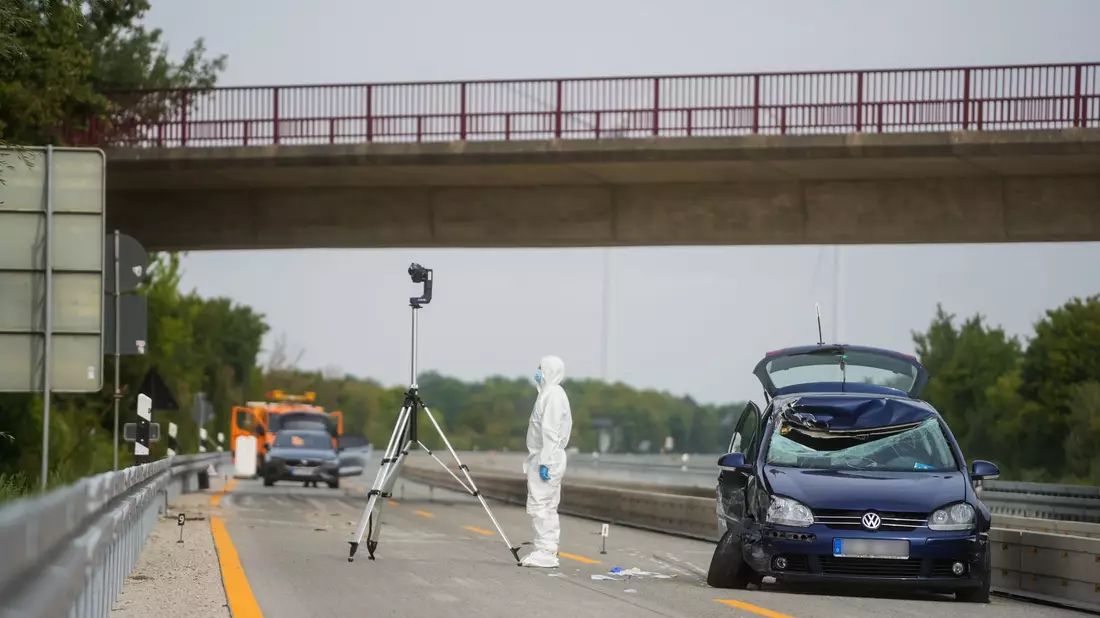 Ein Gullydeckel traf im August 2022 die Windschutzscheibe eines Autos auf der A7. Der Fahrer wurde schwer verletzt, die Beifahrerin sogar lebensbedrohlich. - Bild: Clemens Heidrich/dpa