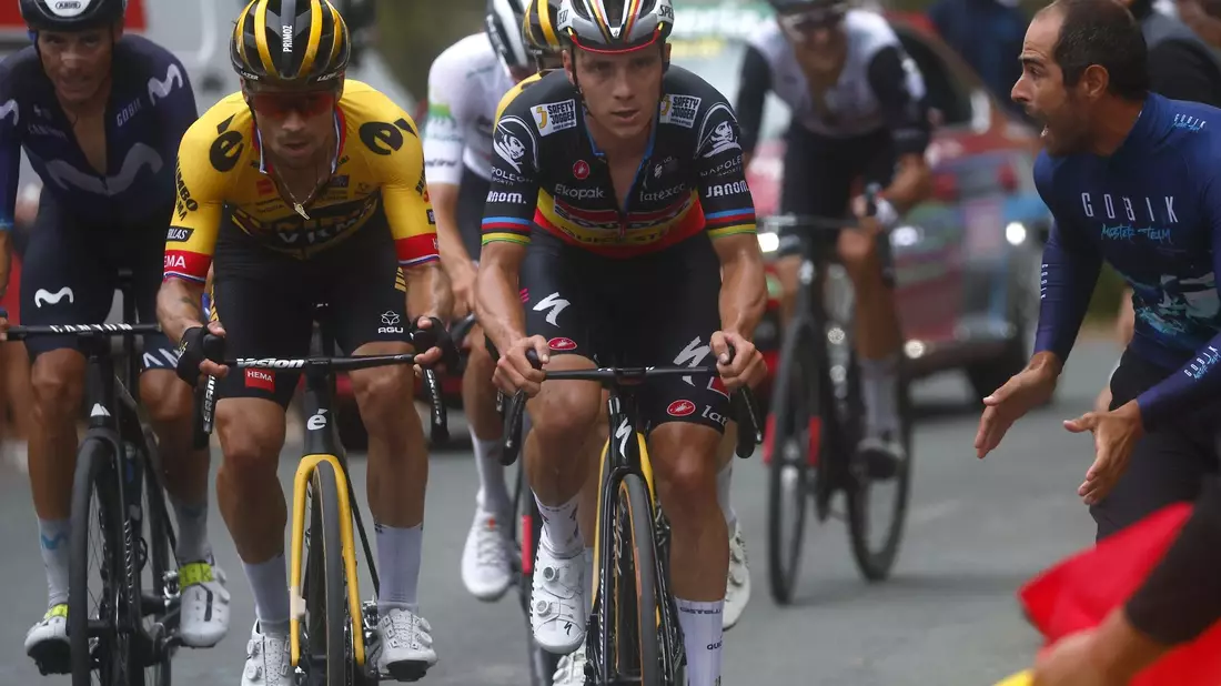 Die Teams der beiden Stars Primoz Roglic (l) und Remco Evenepoel stehen vor einer Fusion. - Bild: Pep Dalmau/Belga/dpa
