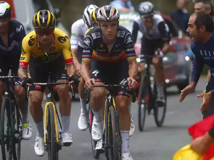 Die Teams der beiden Stars Primoz Roglic (l) und Remco Evenepoel stehen vor einer Fusion. - Foto: Pep Dalmau/Belga/dpa