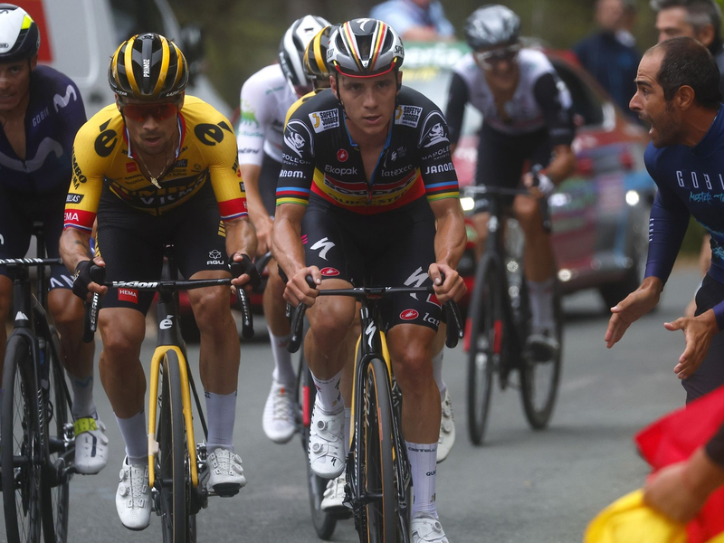 Die Teams der beiden Stars Primoz Roglic (l) und Remco Evenepoel stehen vor einer Fusion. - Foto: Pep Dalmau/Belga/dpa