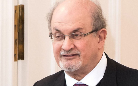 Zur Buchmesse hat sich der Schriftsteller Salman Rushdie angesagt. - Foto: Bernd von Jutrczenka/dpa