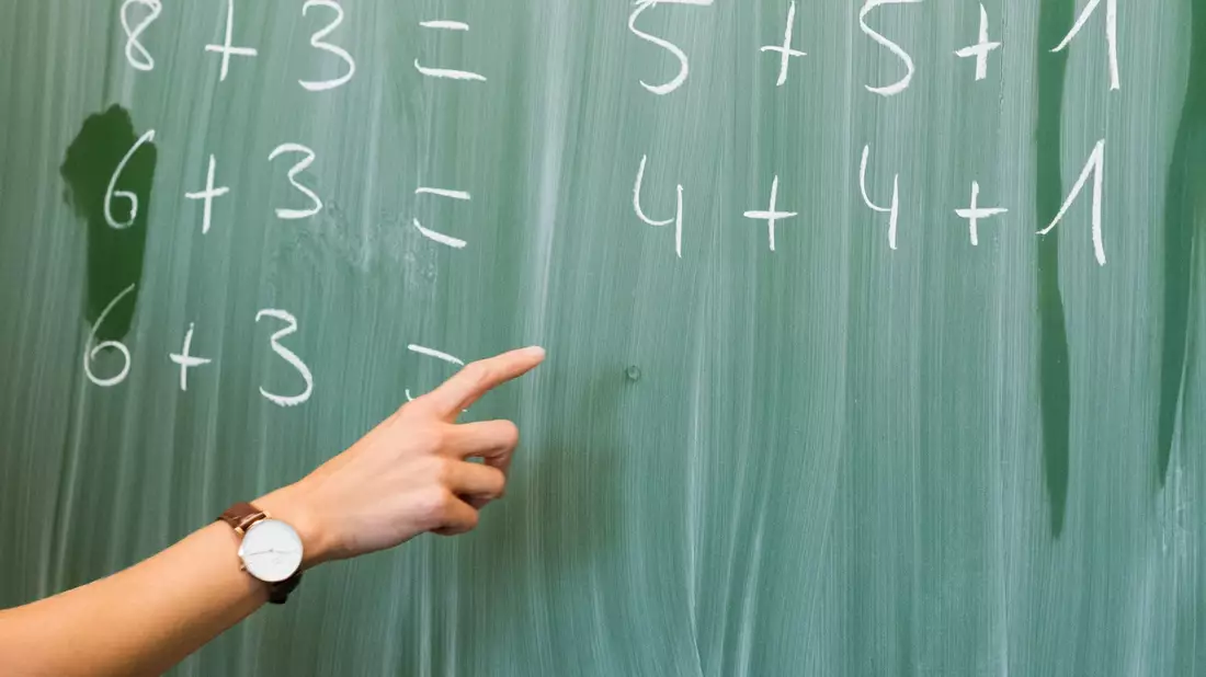 «Trotz des hohen Bedarfs an ausgebildeten Lehrkräften ist die Zahl der Lehramtsabsolventinnen und -absolventen mit Master- oder Staatsexamensabschluss rückläufig», erläutert das Statistische Bundesamt. - Bild: Julian Stratenschulte/dpa
