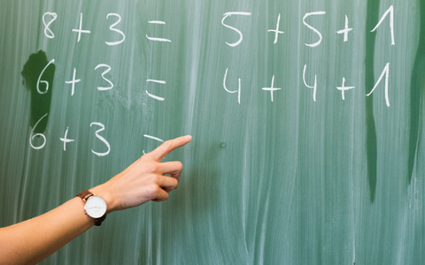 «Trotz des hohen Bedarfs an ausgebildeten Lehrkräften ist die Zahl der Lehramtsabsolventinnen und -absolventen mit Master- oder Staatsexamensabschluss rückläufig», erläutert das Statistische Bundesamt. - Foto: Julian Stratenschulte/dpa