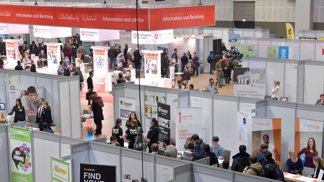 Eine Jobmesse in Berlin soll heute Geflüchtete mit Arbeitgebern in Kontakt bringen. - Bild: Janne Kieselbach/dpa/Archiv