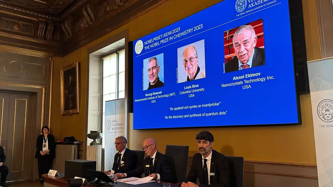 Der Nobelpreis für Chemie geht in diesem Jahr an Moungi Bawendi, Louis Brus und Alexei Ekimov für die Entdeckung und Entwicklung von sogenannten Quantenpunkten. - Bild: Steffen Trumpf/dpa