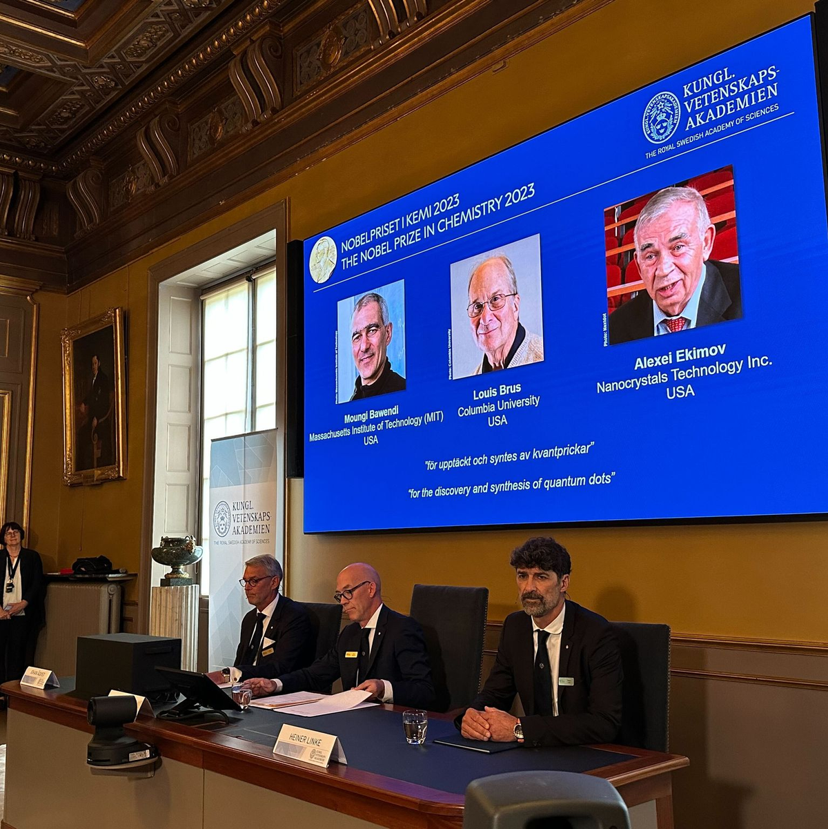 Der Nobelpreis für Chemie geht in diesem Jahr an Moungi Bawendi, Louis Brus und Alexei Ekimov für die Entdeckung und Entwicklung von sogenannten Quantenpunkten. - Foto: Steffen Trumpf/dpa