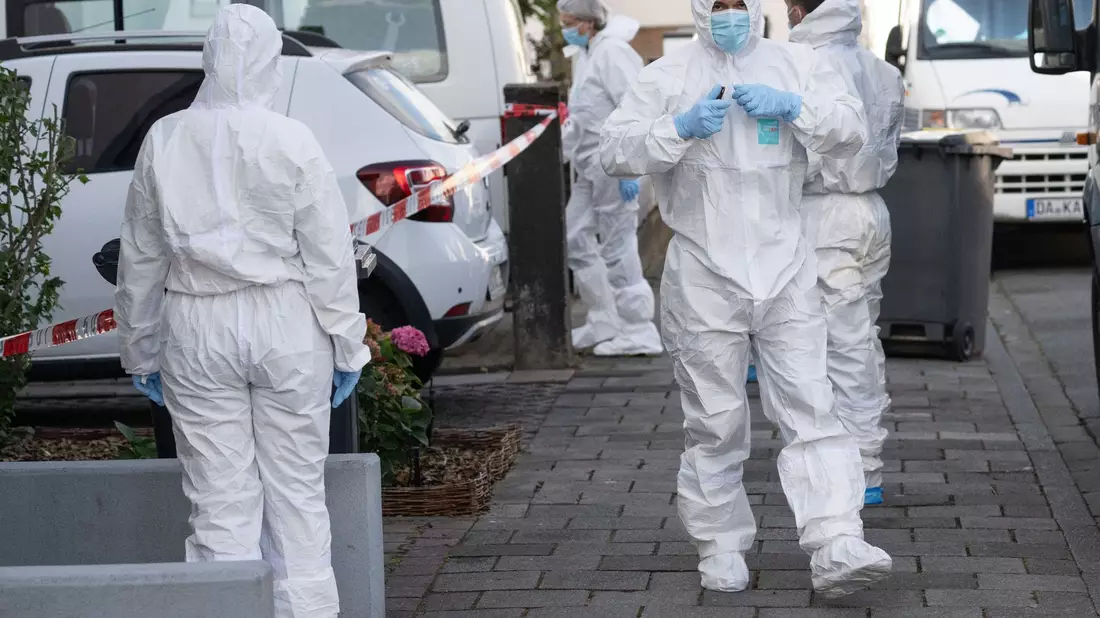Beamte der Spurensicherung der Polizei am Tatort in Darmstadt. - Bild: Boris Roessler/dpa