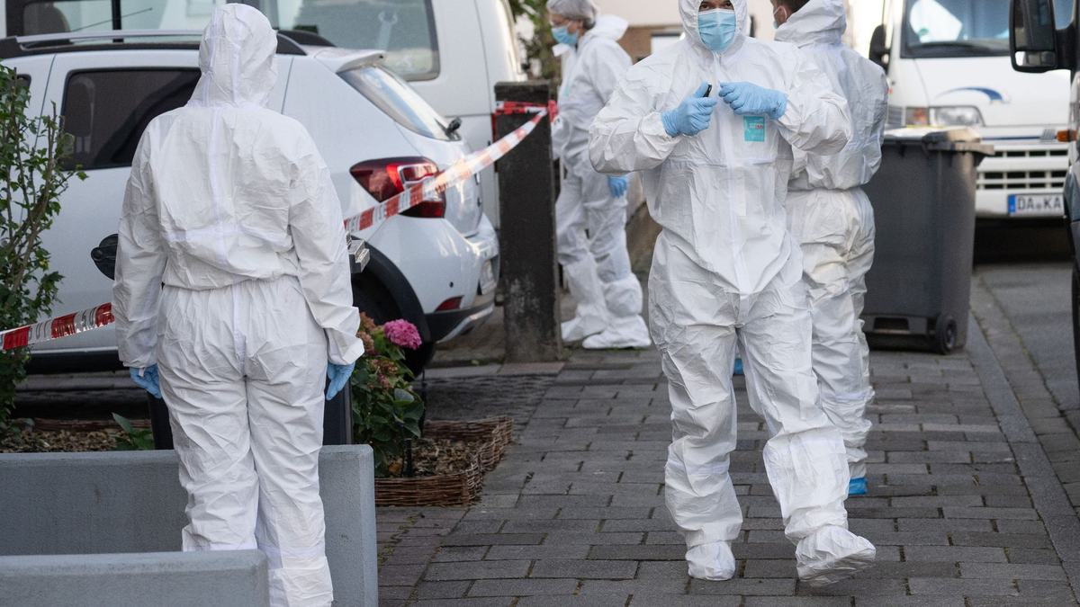 Beamte der Spurensicherung der Polizei am Tatort in Darmstadt. - Foto: Boris Roessler/dpa