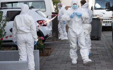 Beamte der Spurensicherung der Polizei am Tatort in Darmstadt. - Foto: Boris Roessler/dpa