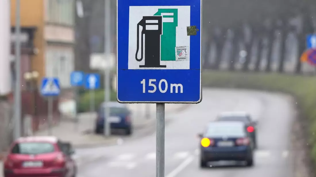 Zum ersten Mal seit Februar ist Diesel an deutschen Tankstellen wieder teurer als Superbenzin der Sorte E10. - Bild: Soeren Stache/dpa