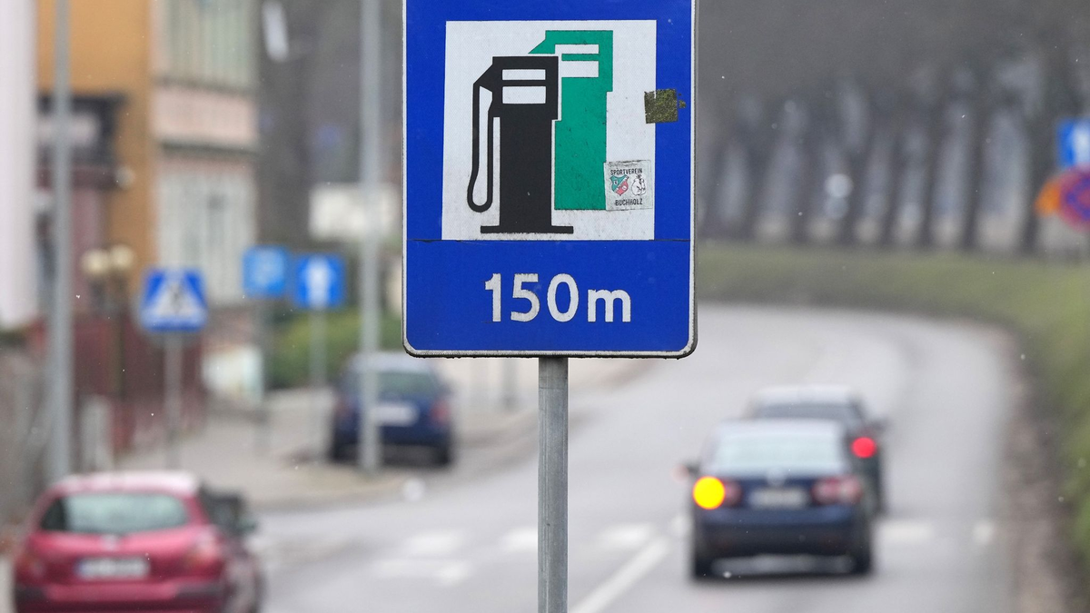 Zum ersten Mal seit Februar ist Diesel an deutschen Tankstellen wieder teurer als Superbenzin der Sorte E10. - Foto: Soeren Stache/dpa
