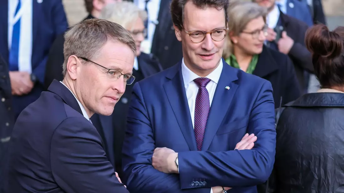 Daniel Günther (l.) und Hendrik Wüst (beide CDU) sind dem Ballermann-Hit  «Mach den Hub Hub Hub» nicht abgeneigt. - Bild: Jan Woitas/dpa