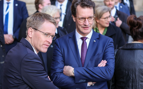 Daniel Günther (l.) und Hendrik Wüst (beide CDU) sind dem Ballermann-Hit  «Mach den Hub Hub Hub» nicht abgeneigt. - Foto: Jan Woitas/dpa