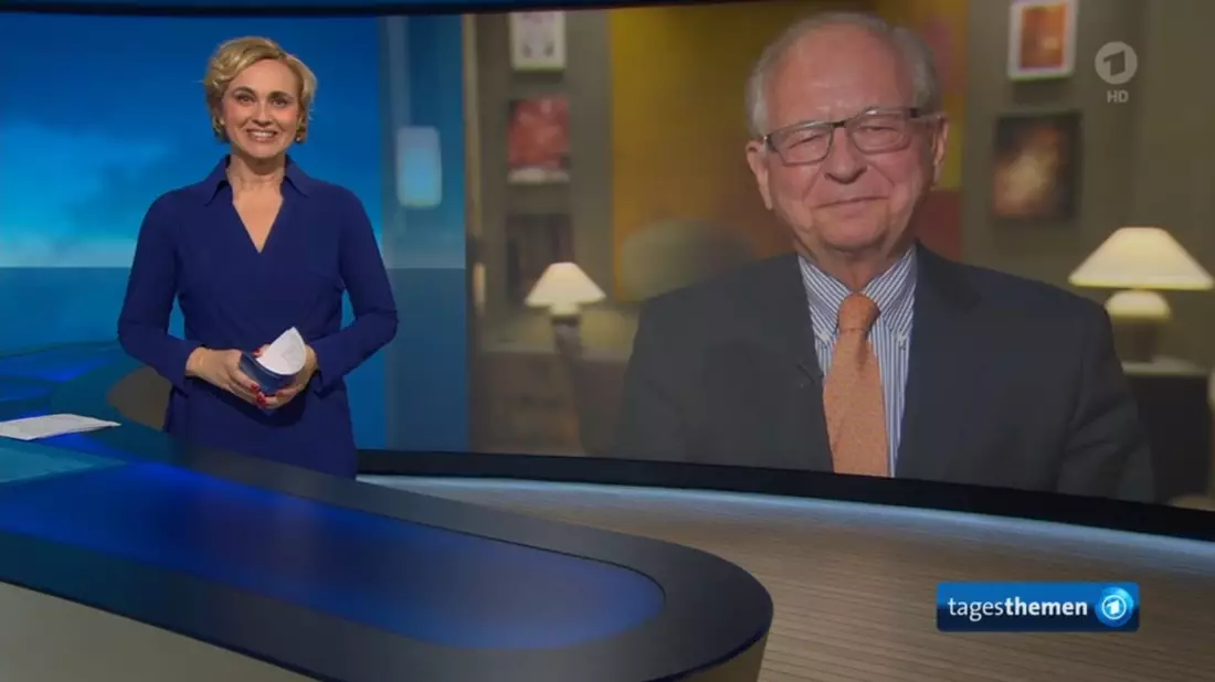Moderatorin Caren Miosga 2022 beim Interview mit Wolfgang Ischinger. - Bild: NDR/ARD/dpa