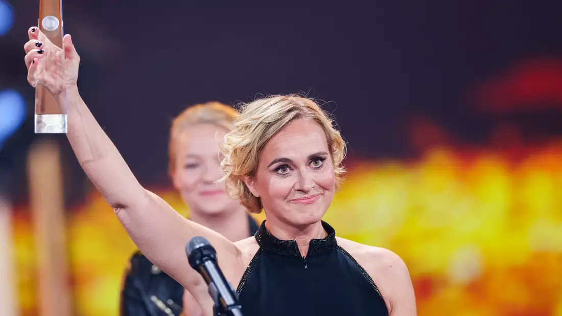 Caren Miosga beim Deutschen Fernsehpreis 2023 in Köln. - Bild: Rolf Vennenbernd/dpa