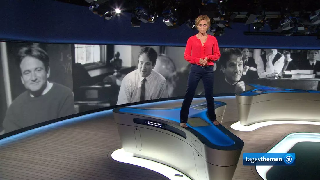 Caren Miosga 2014 auf dem Moderatorentisch in Erinnerung an den verstorbenen Schauspieler Robin Williams. - Bild: NDR/dpa