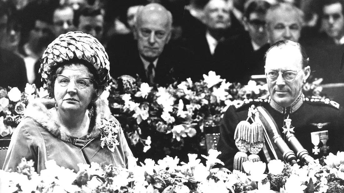 Die damalige niederländische Königin Juliana und ihr Ehemann Prinz Bernhard bei der Hochzeit ihrer Tochter Prinzessin Beatrix (1966). - Bild: epa/ANP/dpa