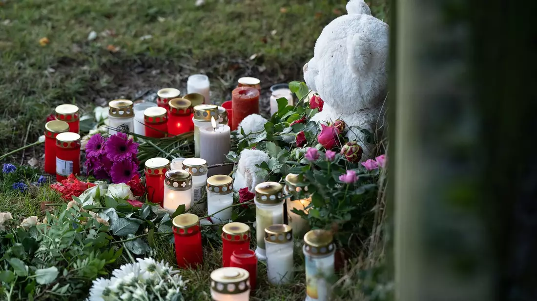 Kerzen, Blumen und ein Stofftier in Gedenken an die tote 14-Jährige in Bad Emstal. - Bild: Swen Pförtner/dpa