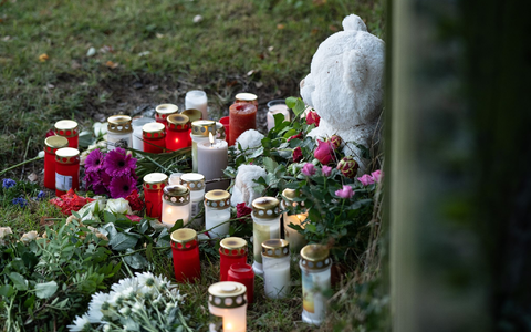 Kerzen, Blumen und ein Stofftier in Gedenken an die tote 14-Jährige in Bad Emstal. - Foto: Swen Pförtner/dpa