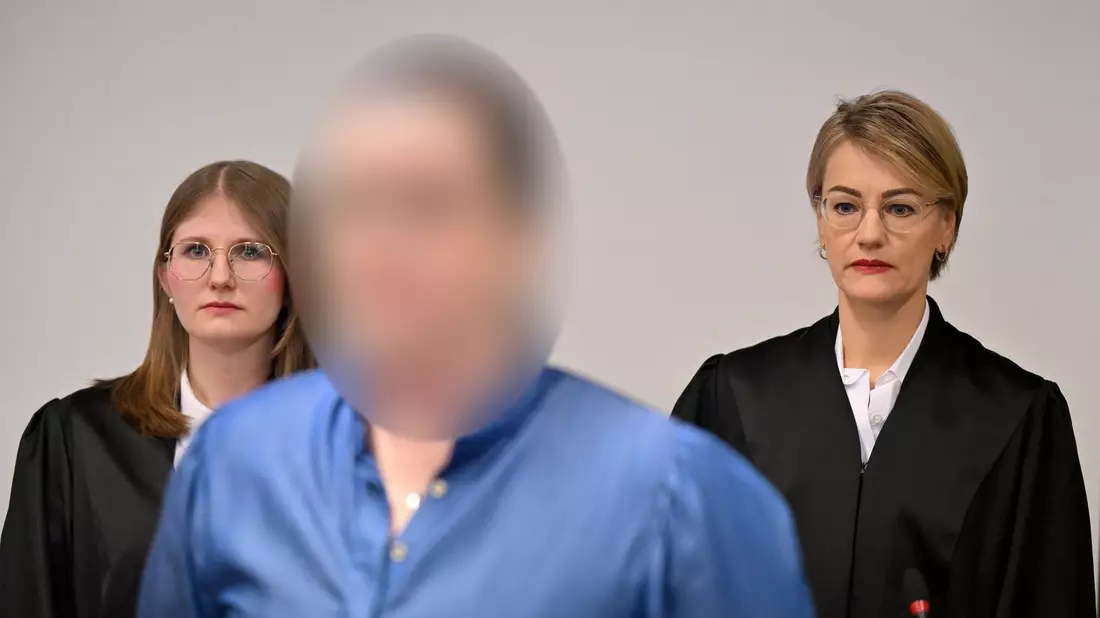 Die Angeklagte Andrea Tandler (M.) zu Prozessbeginn zwischen ihren beiden Anwältinnen. - Bild: Peter Kneffel/dpa