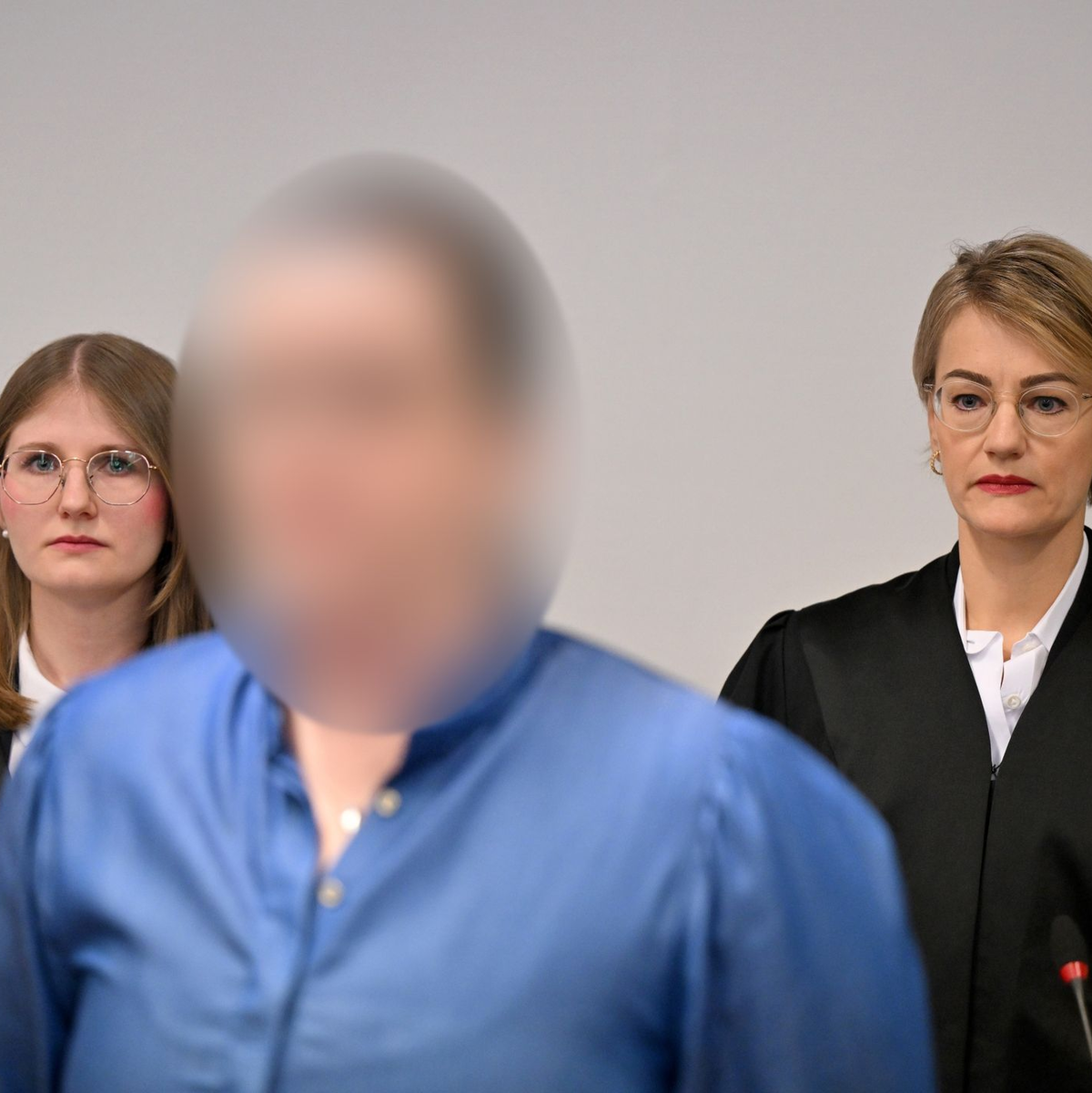 Die Angeklagte Andrea Tandler (M.) zu Prozessbeginn zwischen ihren beiden Anwältinnen. - Foto: Peter Kneffel/dpa