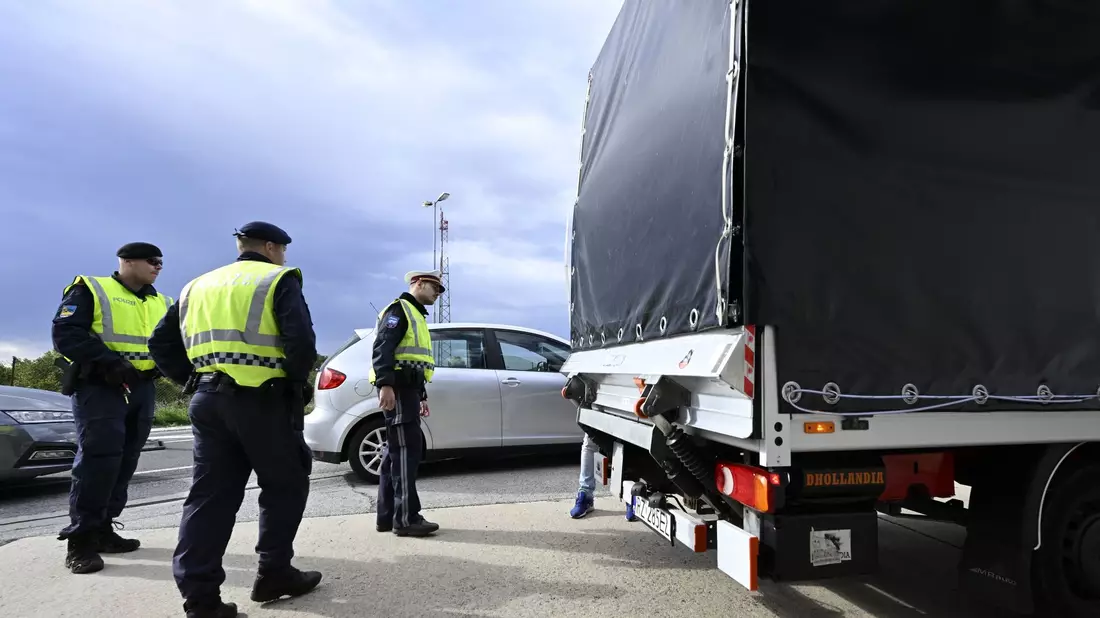 Polizisten kontrollieren einen Lastwagen und Autofahrer am Grenzübergang Berg in Österreich. - Bild: Hans Klaus Techt/APA/dpa