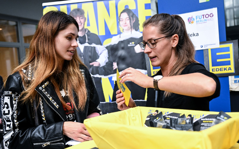 Iryna (l) aus der Ukraine informiert sich auf der Jobmesse «FuTog Berlin» (FutureTogether Berlin) für Geflüchtete. - Foto: Britta Pedersen/dpa