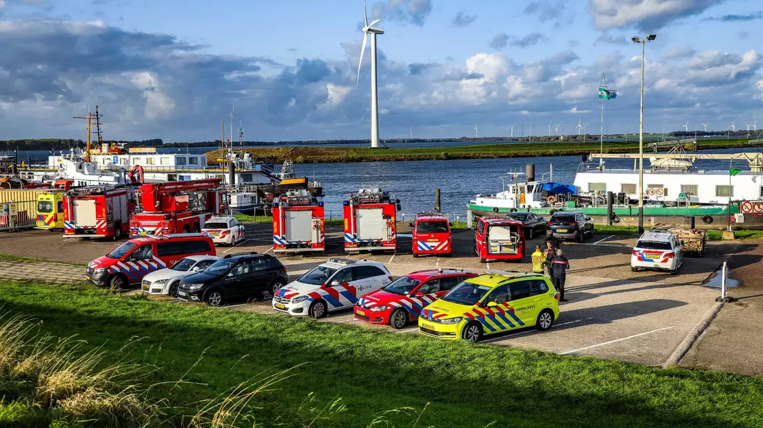 Rettungsdienste sind am Volkerak im Einsatz, nachdem ein Boot gekentert ist. - Bild: Rijnhout Media/ANP/dpa