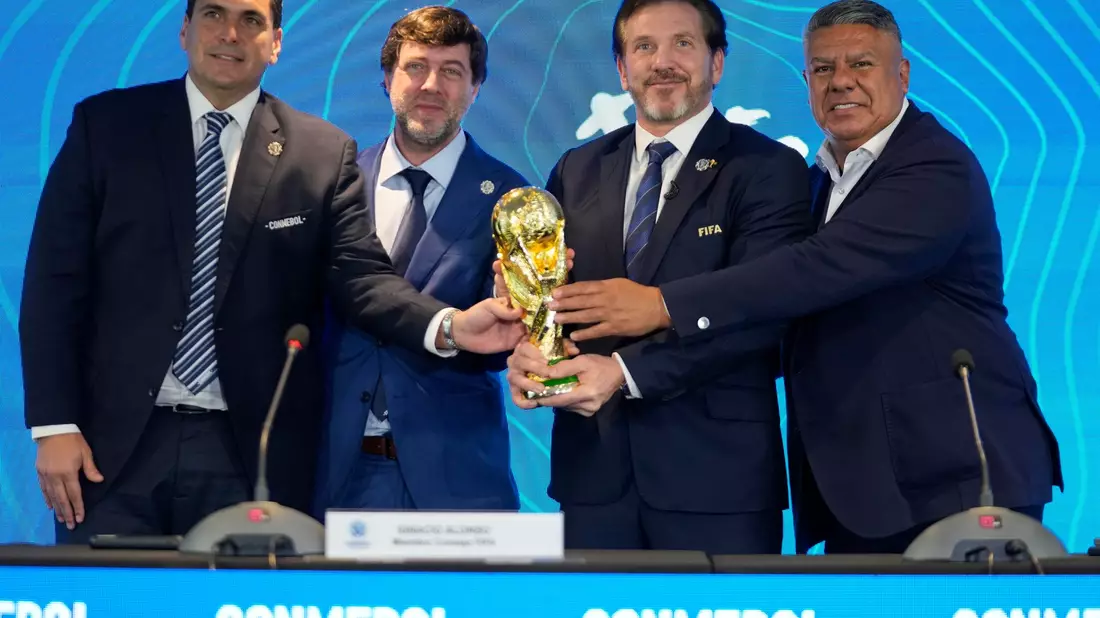 Vertreter aus Südamerika feiern die WM-Bekanntgabe 2030. - Bild: Jorge Saenz/AP/dpa